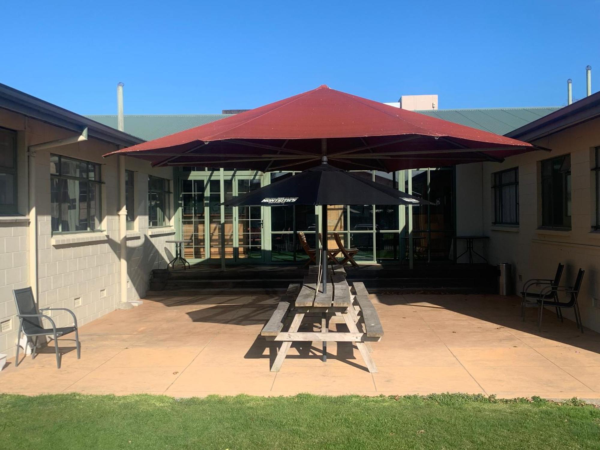 Cheviot Hotel Buitenkant foto